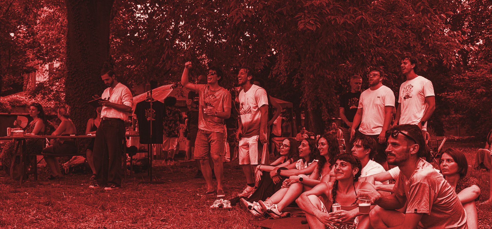 Una serata al Parco di Villa Casnati: tavoli, biciclette e persone tra gli alberi