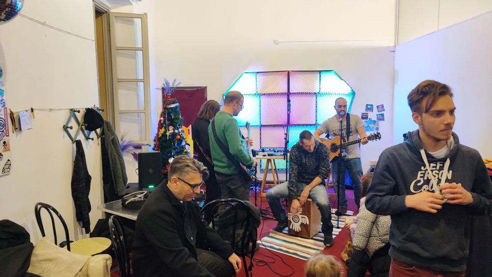Musicisti che suonano insieme durante una jam nell'auletta della Villa