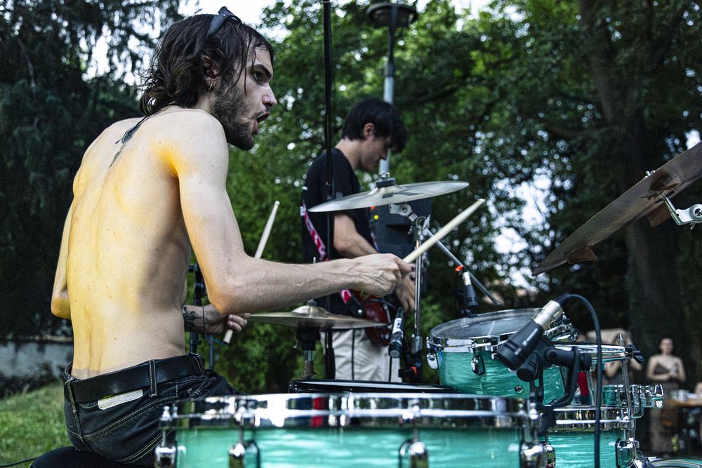 Batterista sul palco tra gli alberi al Livore Beach Party