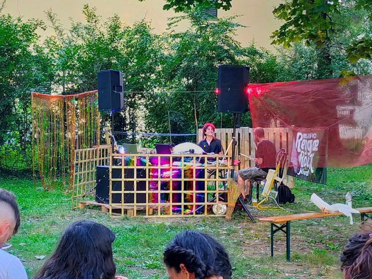 Palco tra gli alberi del parco durante Jugaad 2024