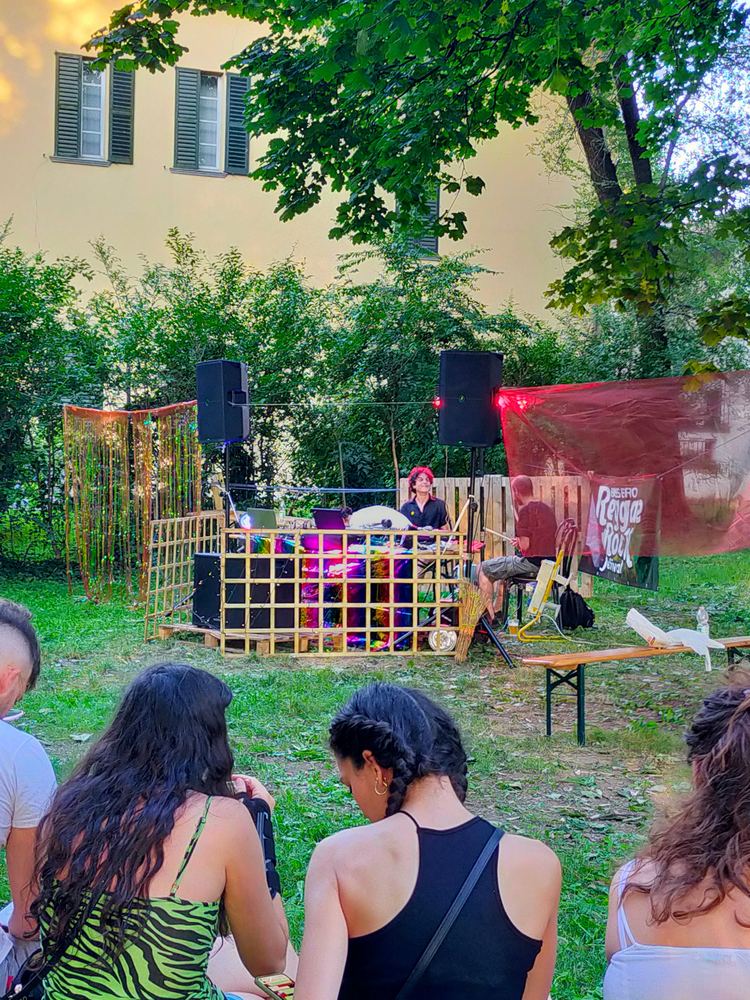 Palco tra gli alberi del parco durante Jugaad 2024