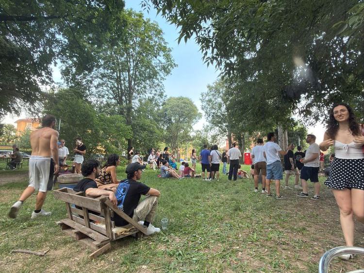 Il viale del parco pieno di persone in una domenica di sole