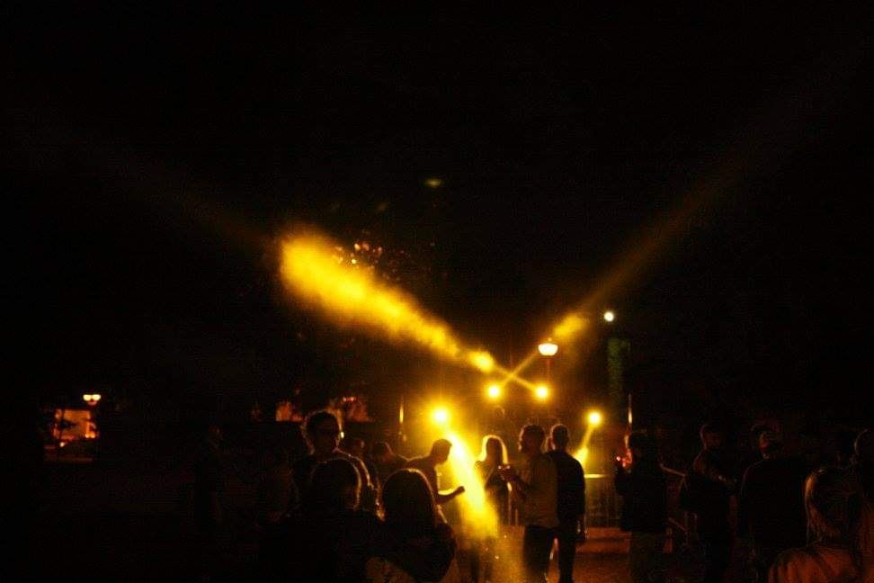Folla di sera a ParcOne tra luci colorate